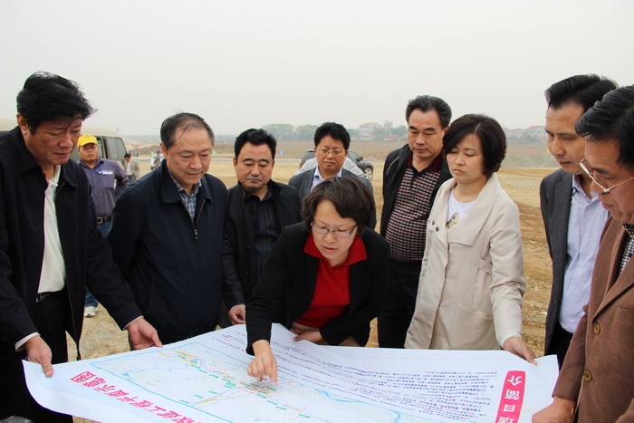 尤厅长(左二)在听取市局沈局长(左四)工作汇报 尤厅长(左二)在听取市局沈局长(左四)工作汇报